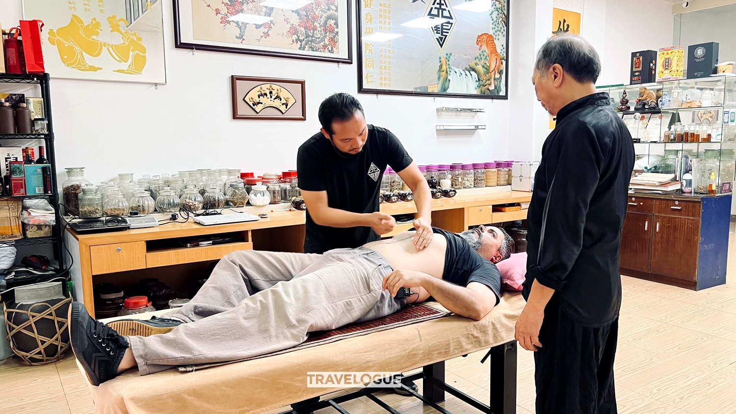 A kung fu master provides treatment for a foreign martial arts practitioner. /CGTN