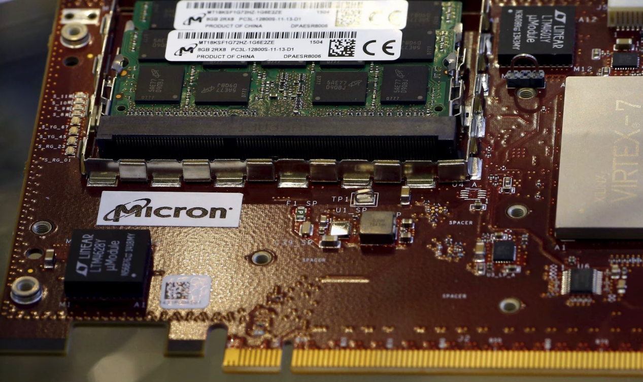 Memory chip parts of U.S. memory chip maker Micron. /Reuters