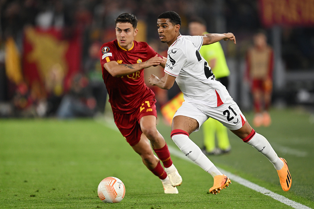 Paulo Dybala (L) of AS Roma dribbles in the first-leg game of the UEFA Europa League semifinals against Bayer 04 Leverkusen at Stadio Olimpico in Rome, Italy, May 11, 2023. /CFP 