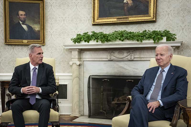 U.S. President Joe Biden (R) meets with House Speaker Kevin McCarthy at the White House in Washington, D.C., U.S., May 22, 2023. /CFP