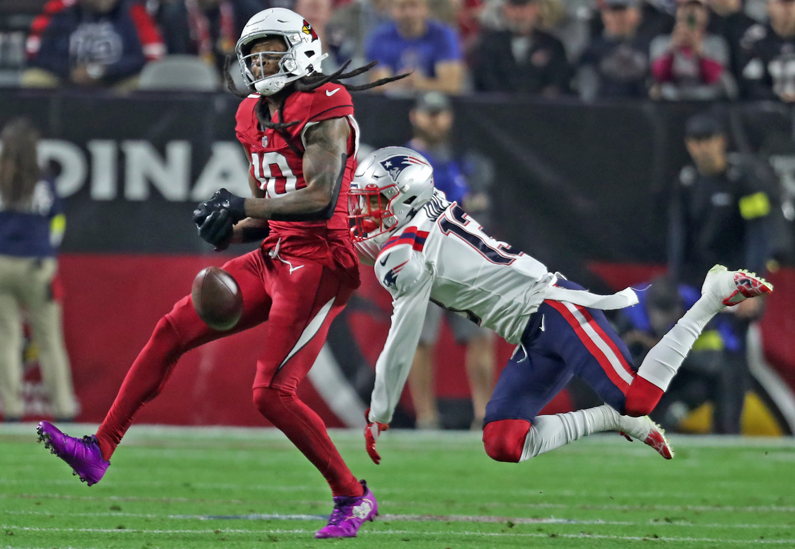 Wide receiver DeAndre Hopkins (L) of the Arizona Cardinals tries to catch the ball in the game against the New England Patriots at State Farm Stadium in Glendale, Arizona, December 12, 2022. /CFP 