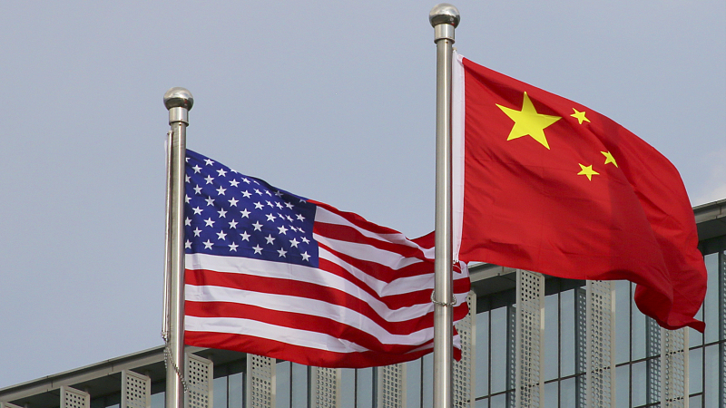 National flags of the U.S. and China. /CFP