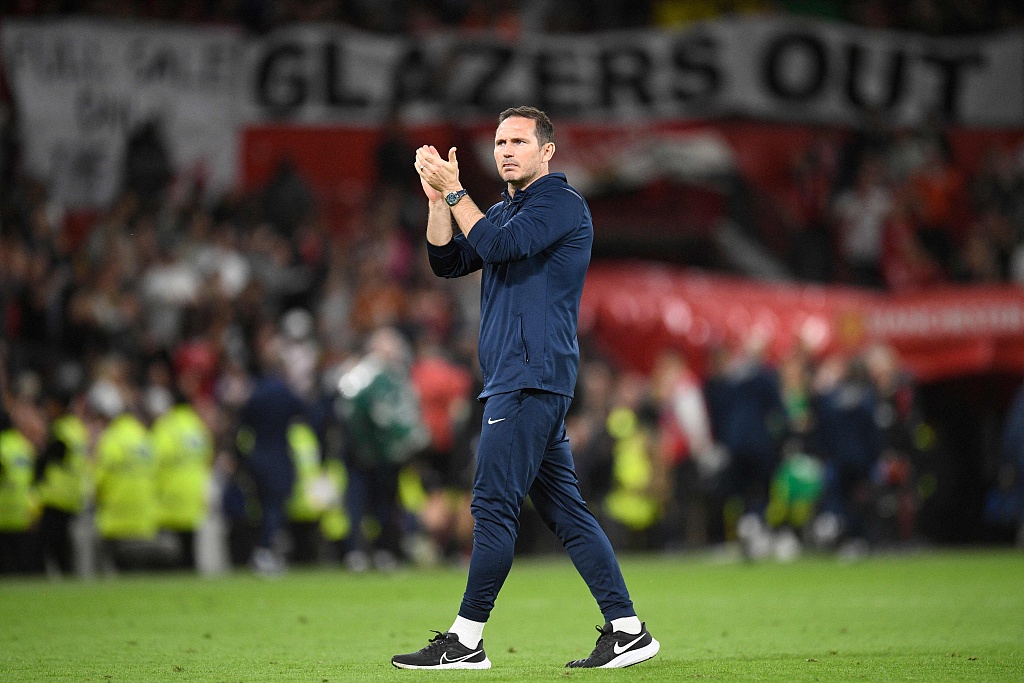 Frank Lampard, manager of Chelsea, applauds fans on the pitch after the Premier League match between Manchester United and Chelsea at Old Trafford in Manchester, England, May 25, 2023. /CFP