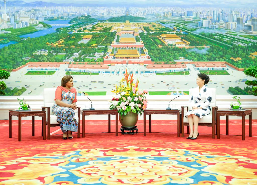 Peng Liyuan (R), wife of Chinese President Xi Jinping, meets with Denise Nyakeru Tshisekedi, wife of President of the DRC Felix-Antoine Tshisekedi Tshilombo, in Beijing, China, May 26, 2023. /Xinhua