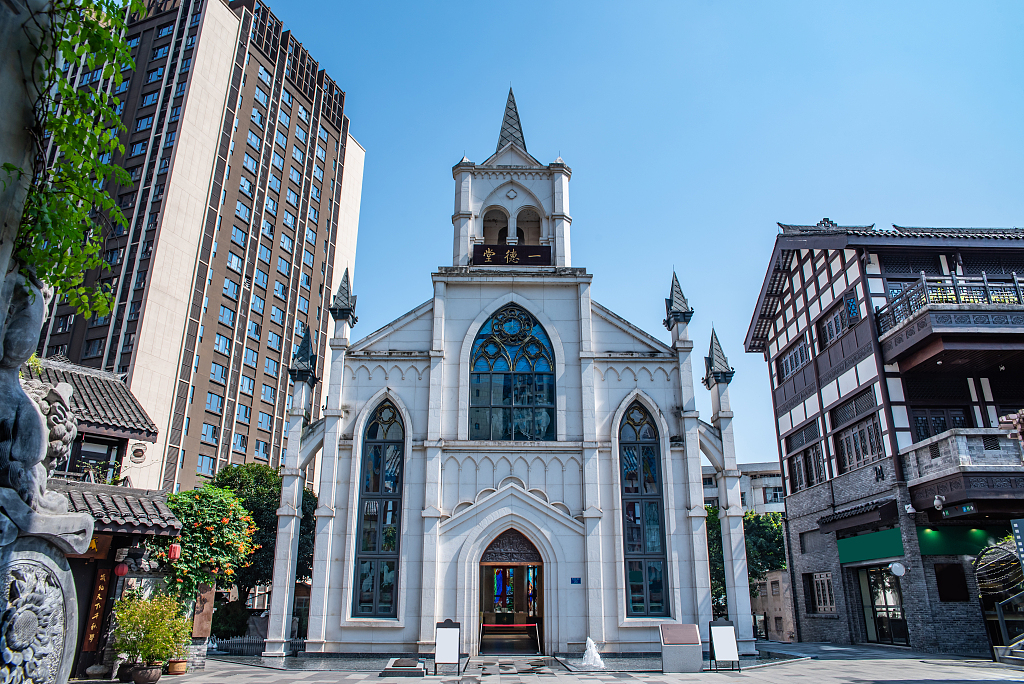 The Yide Church was built after foreigners made Chongqing a treaty port in Qing Dynasty. They started building consulates, barracks, and places of worship. These days, the church is still functional and is used for weddings and wedding photo shoots. /CFP