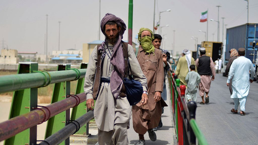 Afghan men walk towards an Afghanistan-Iran border crossing in Zaranj on September 8, 2021. /CFP