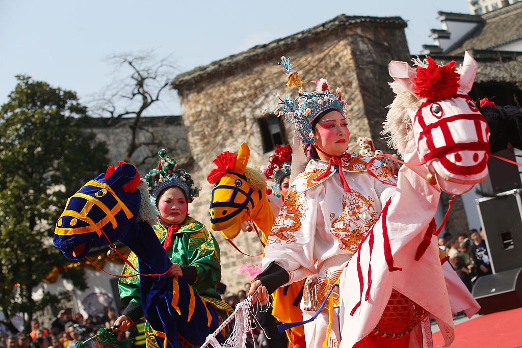 Artists perform a folk dance in Huangshan, Anhui Province, March 12, 2019. /CFP