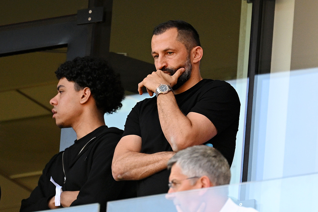 Hasan Salihamidzic (R), sporting director of Bayern Munich, looks on during the Bundesliga game against Cologne at RheinEnergieStadion in Cologne, Germany, May 27, 2023. /CFP
