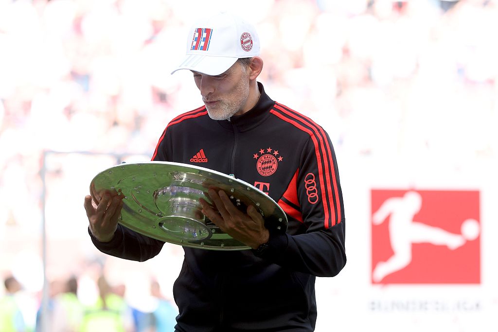 Thomas Tuchel, manager of Bayern Munich, holds the Bundesliga championship trophy after defeating Cologne 2-1 to win it at RheinEnergieStadion in Cologne, Germany, May 27, 2023. /CFP