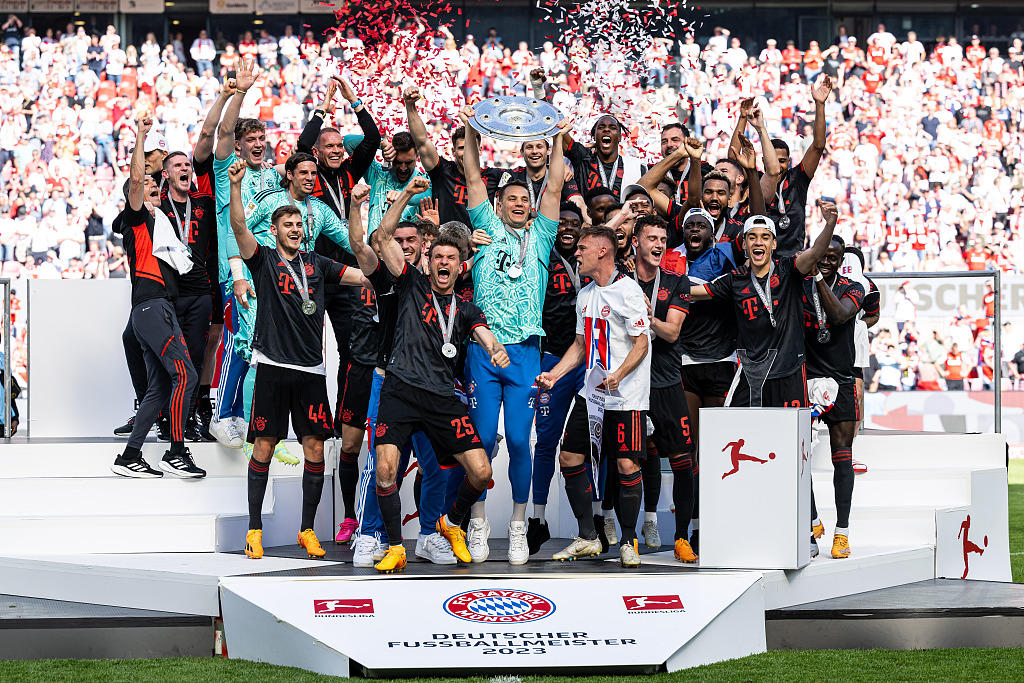 Players of Bayern Munich celebrate with the Bundesliga championship trophy after defeating Cologne 2-1 to win it at RheinEnergieStadion in Cologne, Germany, May 27, 2023. /CFP