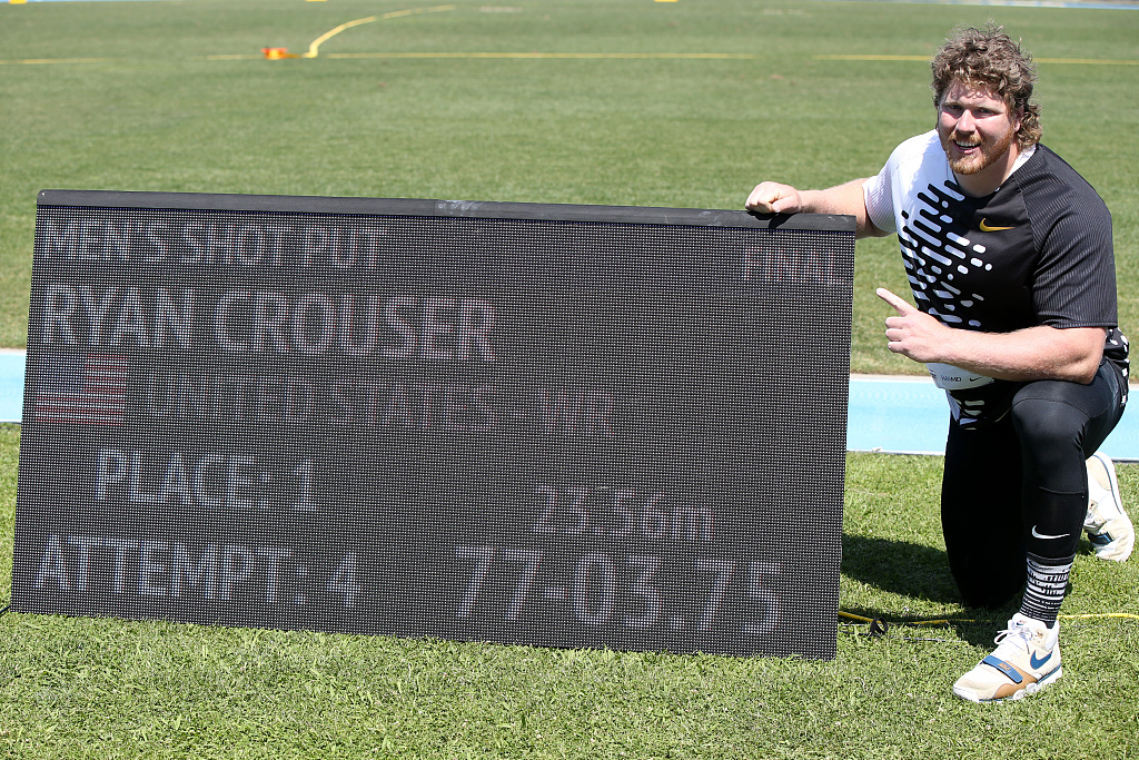 Ryan Crouser of the United States poses with his new shot put world record during the Los Angeles Grand Prix track and field meeting in Los Angeles, U.S., May 27, 2023. /CFP 