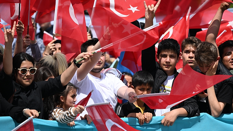 Supporters of Turkish President Recep Tayyip Erdogan attend a rally ahead of the presidential runoff vote, Ankara, Türkiye, May 27, 2023. /CFP