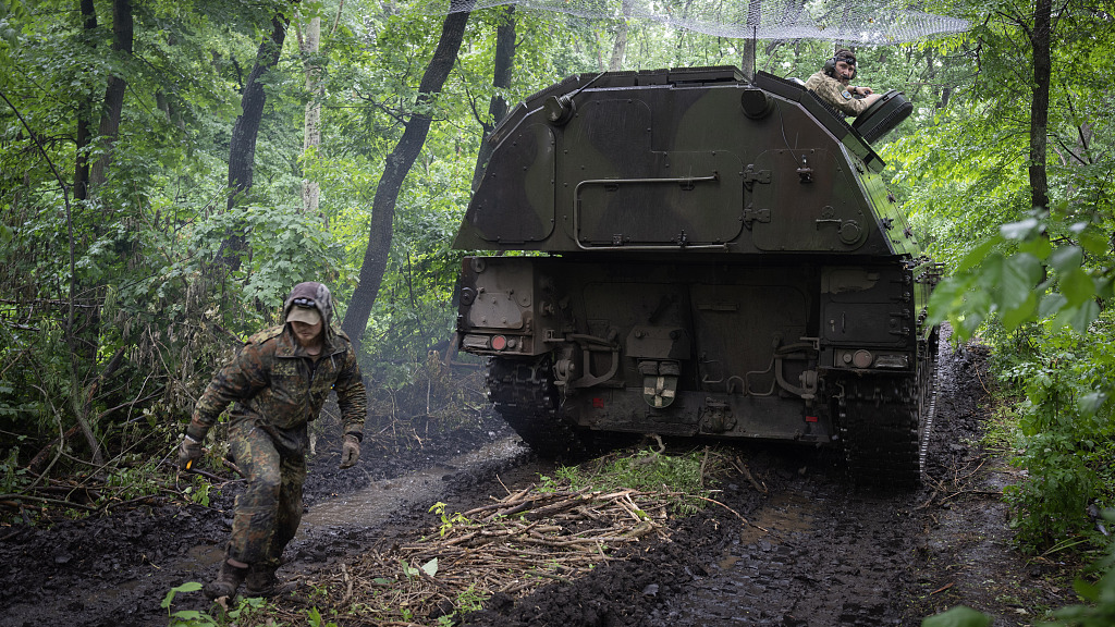 A German self-propelled Panzerhaubitze 2000 artillery vehicle being driven to its position at the frontline by Ukrainian soldiers near Bakhmut, Donetsk, May 27, 2023. /CFP