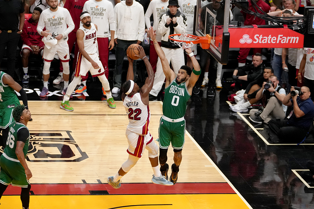 Jimmy Butler (#22) of the Miami Heat drives toward the rim in Game 6 of the NBA Eastern Conference Finals against the Boston Celtics at the Kaseya Center in Miami, Flordia, May 27, 2023. /CFP