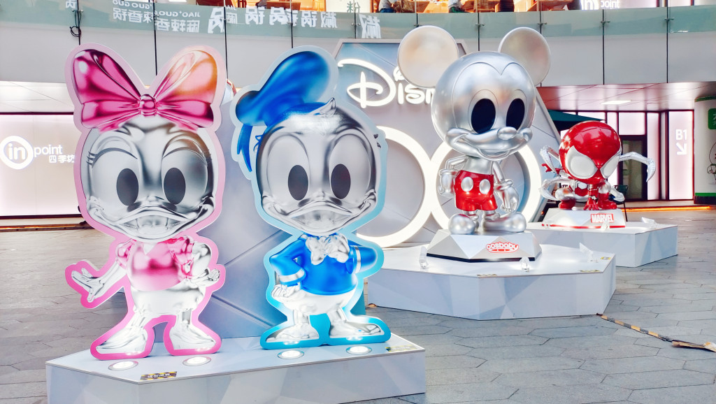 Statues of Disney characters hit the streets in Shanghai, May 26, 2023, drawing visitors. /CFP