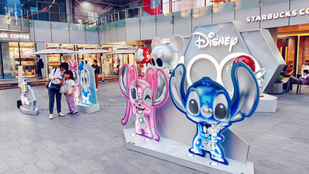 Statues of Disney characters hit the streets in Shanghai, May 26, 2023, drawing visitors. /CFP