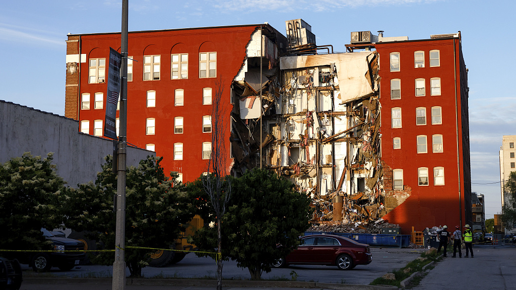 Emergency crews work the scene of a partial apartment building collapse, May 28, 2023, in Davenport, Iowa, the United States. /CFP