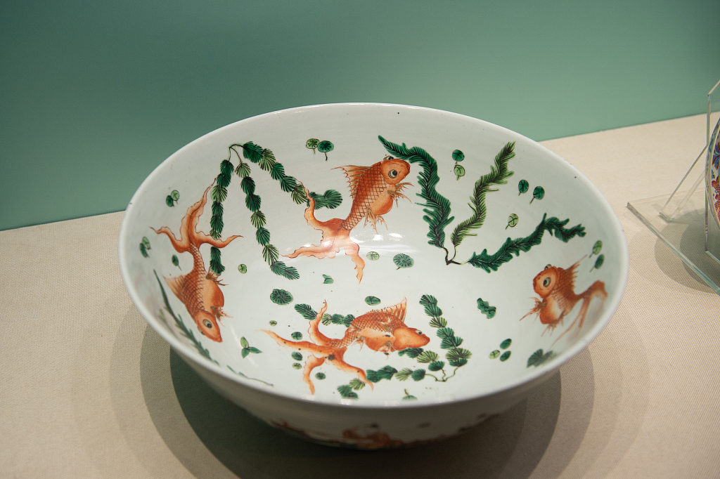 2022 年 6 月 19 日，中国东北辽宁省沉阳市展出了一个绘有清朝（1644-1911 年）金鱼的碗。/CFP