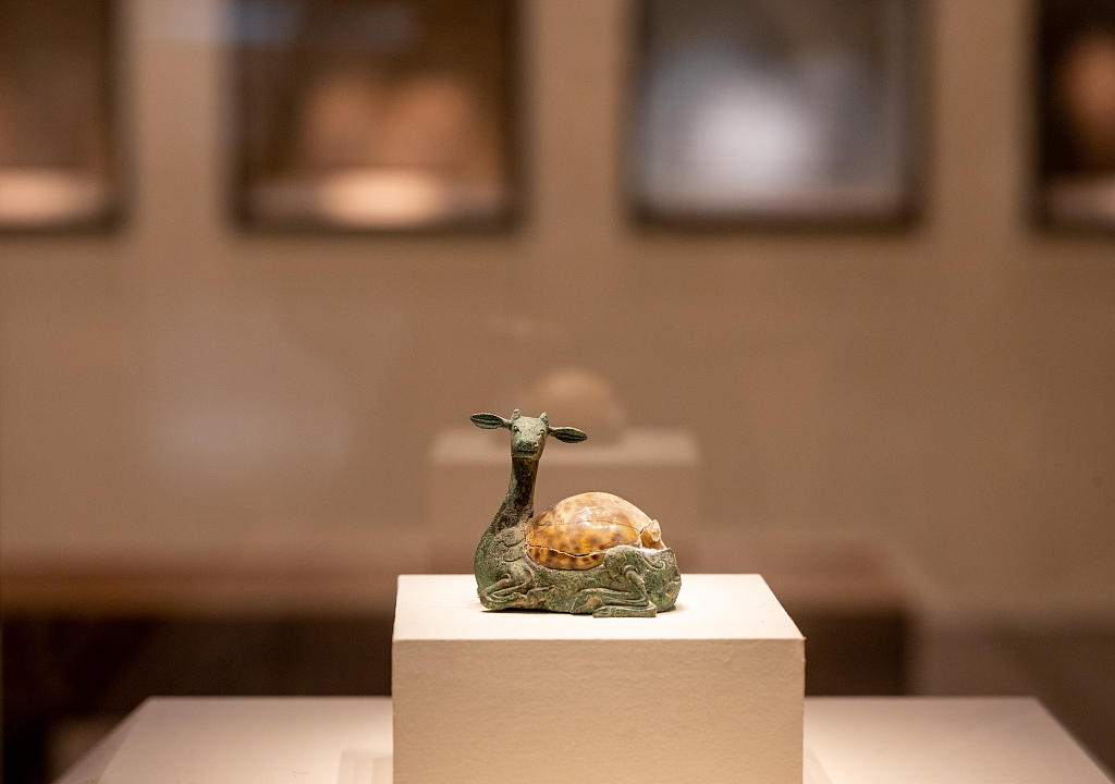 2021 年 12 月 18 日，北京中国国家博物馆展出了一件鹿形青铜文物。/CFP