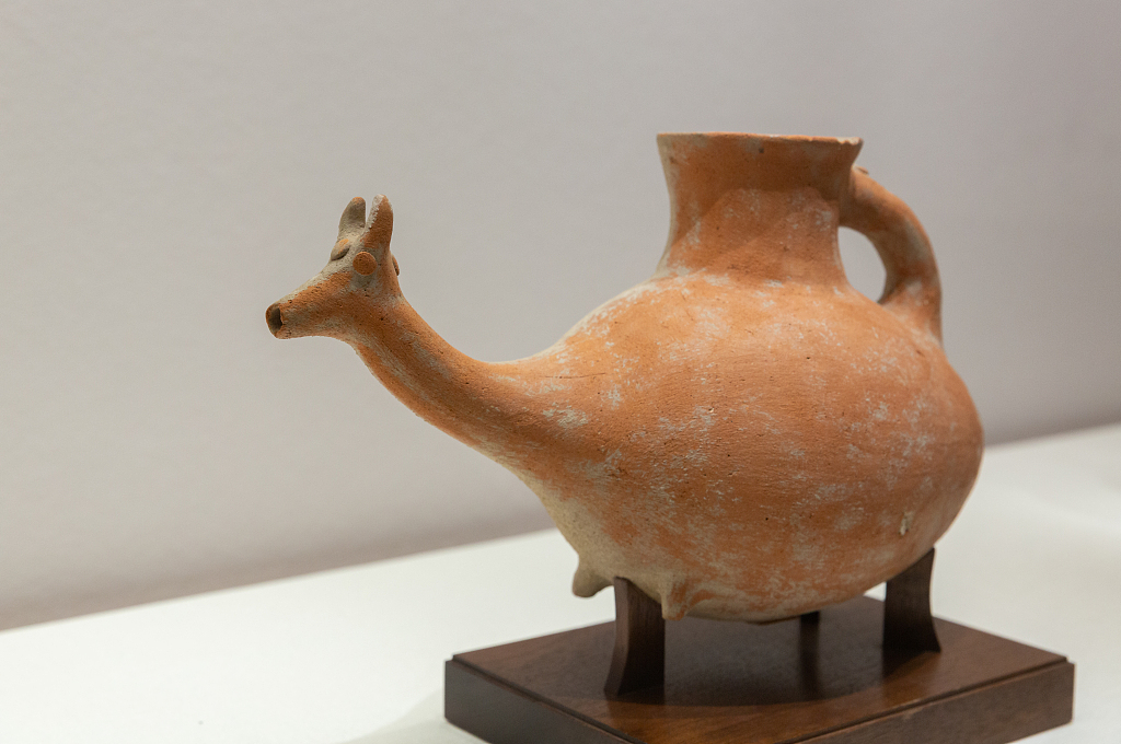 2022 年 9 月 30 日，中国东部安徽省合肥市展出中国古代陶制动物形杯子。/CFP