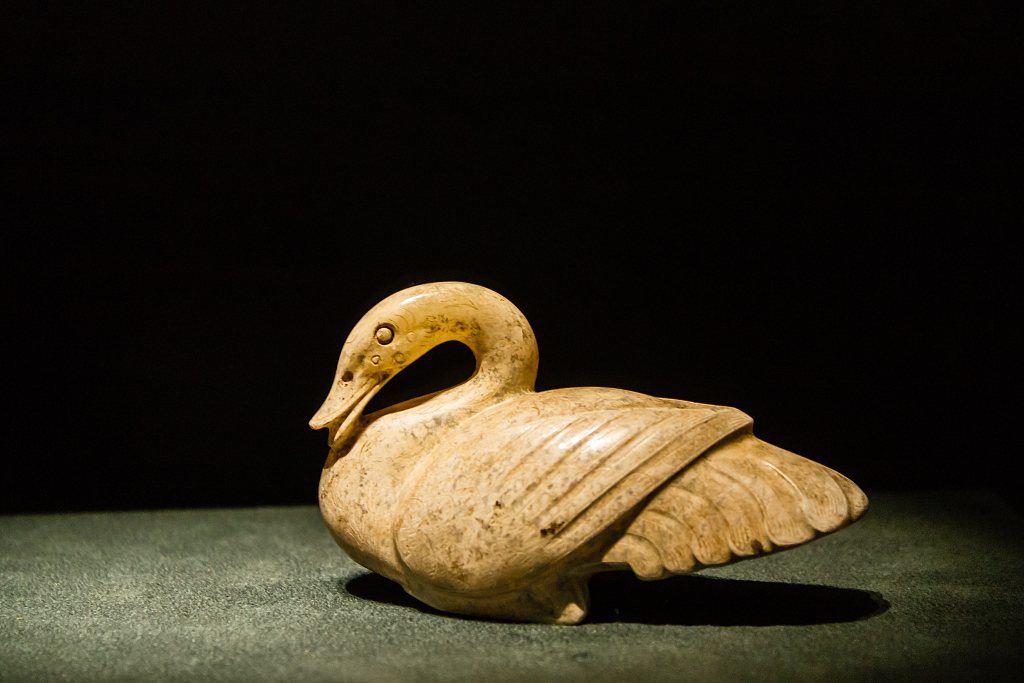 这张拍摄于 2015 年 5 月 17 日的照片展示了上海震旦博物馆展出的中国古代动物形玉器。  /CFP