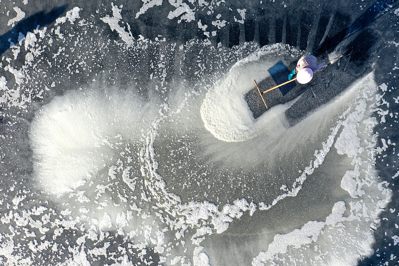 Farmers harvest salt in Wenzhou City, Zhejiang Province on May 29, 2023. /CFP 