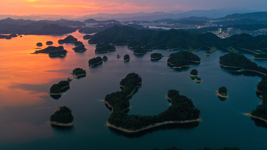 A gorgeous sunset glow reflects on Qiandao Lake in Hangzhou, Zhejiang Province, China, May 29, 2023. /CFP