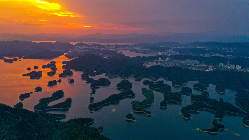 A gorgeous sunset glow reflects on Qiandao Lake in Hangzhou, Zhejiang Province, China, May 29, 2023. /CFP