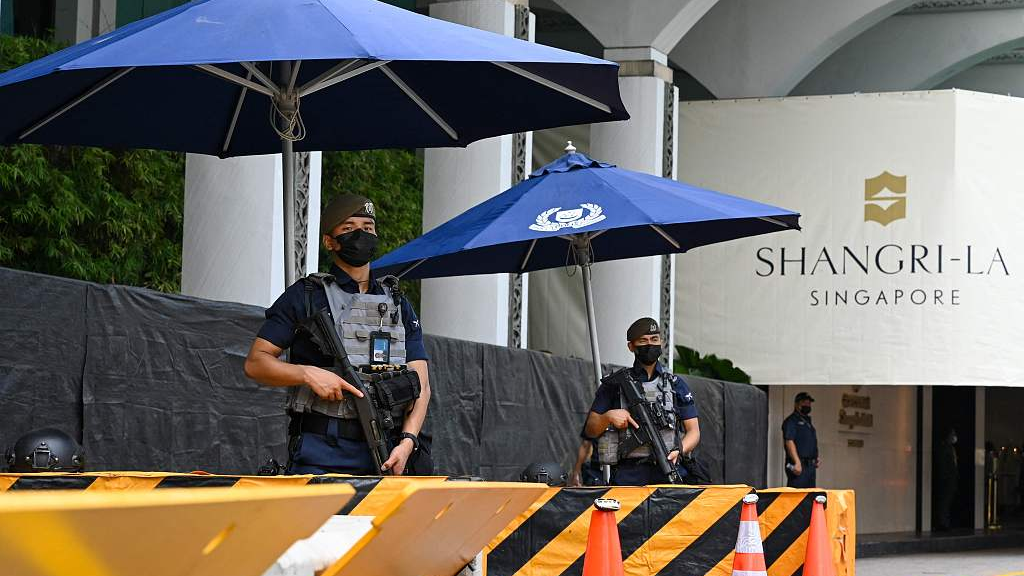 Police stand guard outside the Shangri-La Hotel, the venue of the Shangri-La Dialogue, in Singapore, June 10, 2022. /CFP