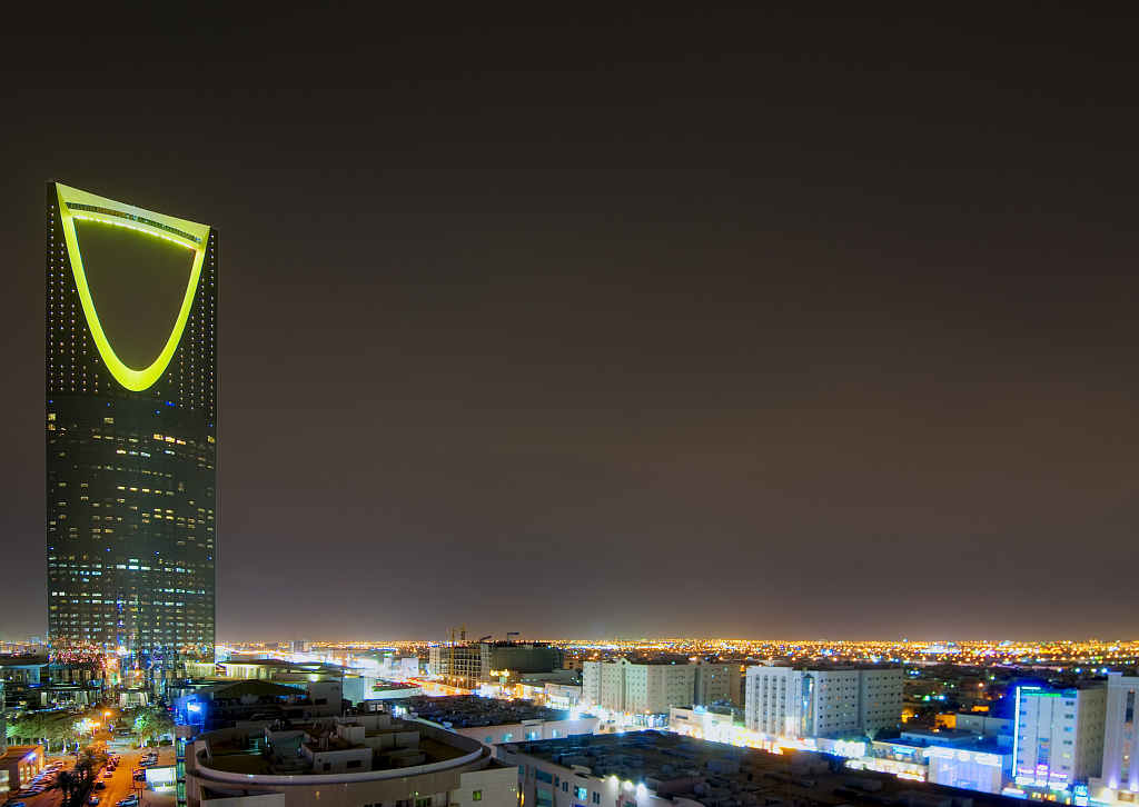 A night view of Al Mamlaka tower in Riyadh, Saudi Arabia, May 28, 2018. /VCG 
