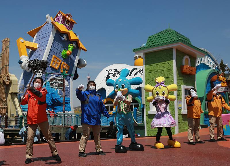 Entertainers perform for visitors at Dalian Discoveryland in Dalian City, Liaoning Province. /CFP