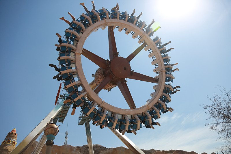 Visitors enjoy an amusement ride at Dalian Discoveryland in Dalian City, Liaoning Province. /CFP
