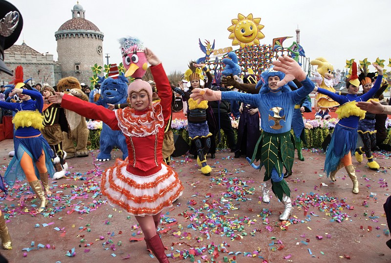 Performers participate in a parade at Dalian Discoveryland in Dalian City, Liaoning Province. /CFP