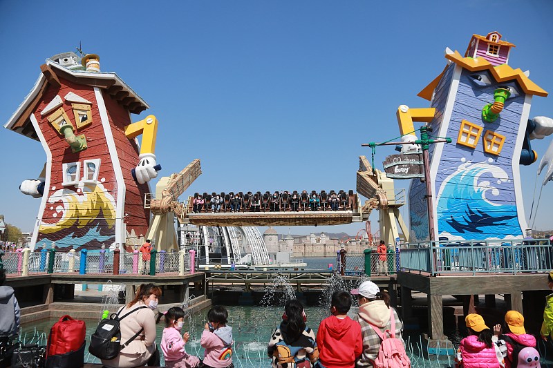 A game facility draws eyes at Dalian Discoveryland in Dalian City, Liaoning Province. /CFP