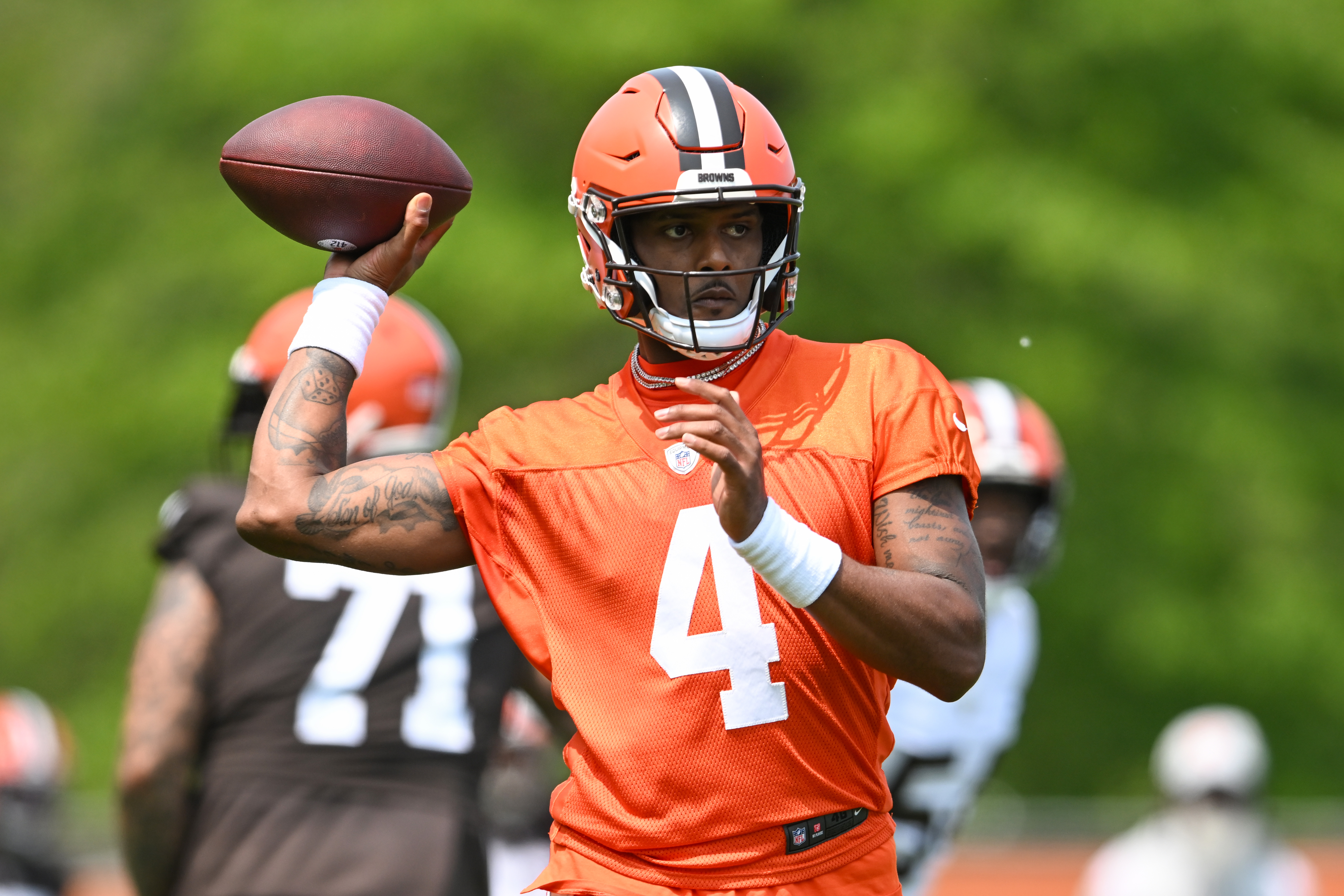 Quarterback Deshuan Watson of the Cleveland Browns passes during the team's organized team activities at CrossCountry Mortgage Campus in Berea, Ohio, May 24, 2023. /CFP 