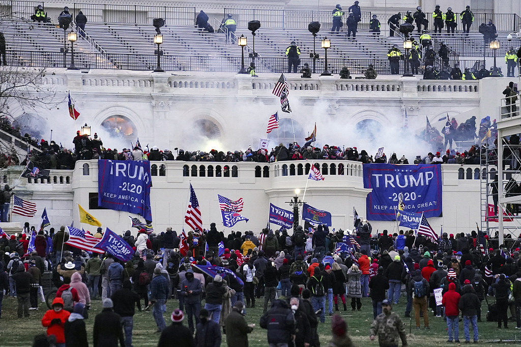 Violent protesters storm the U.S. Capitol in Washington, DC, the U.S., January 6, 2021. /CFP