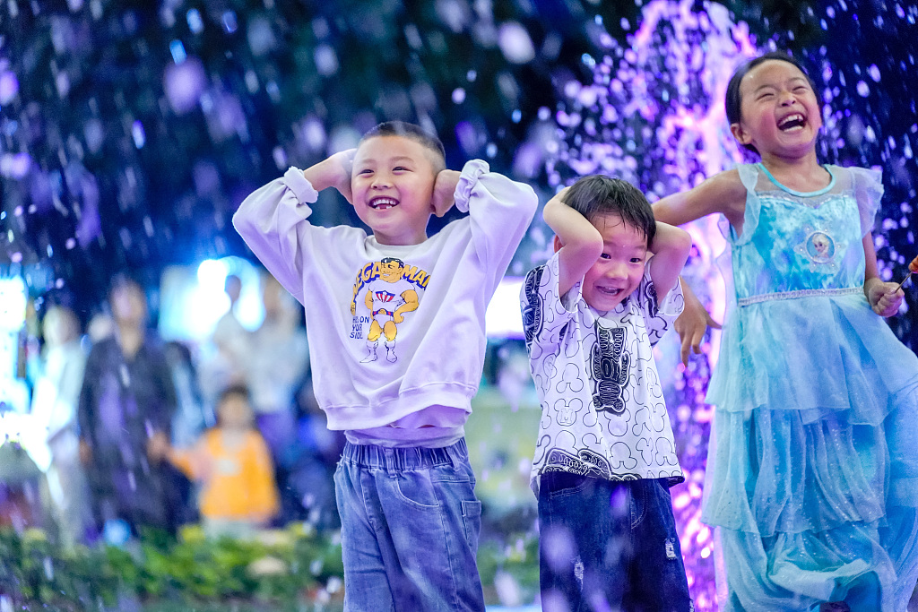 Children enjoy splashing in water at a fountain in Yuncheng, north China's Shanxi. /CFP