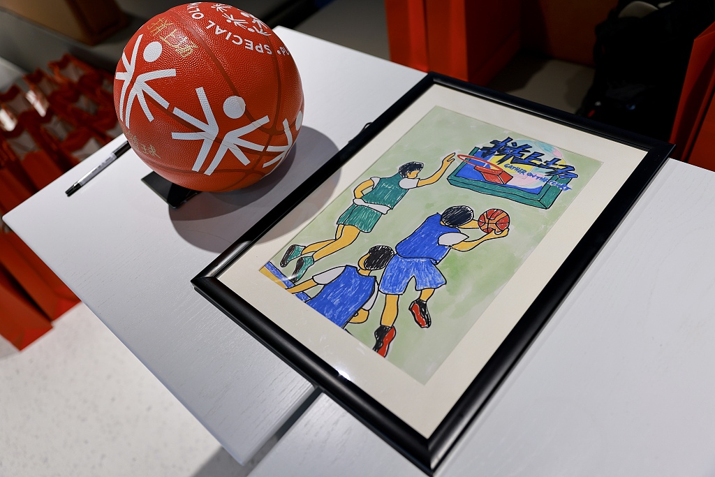The gifts exchanged by Chinese basketball stars and Special Olympics athletes in the 