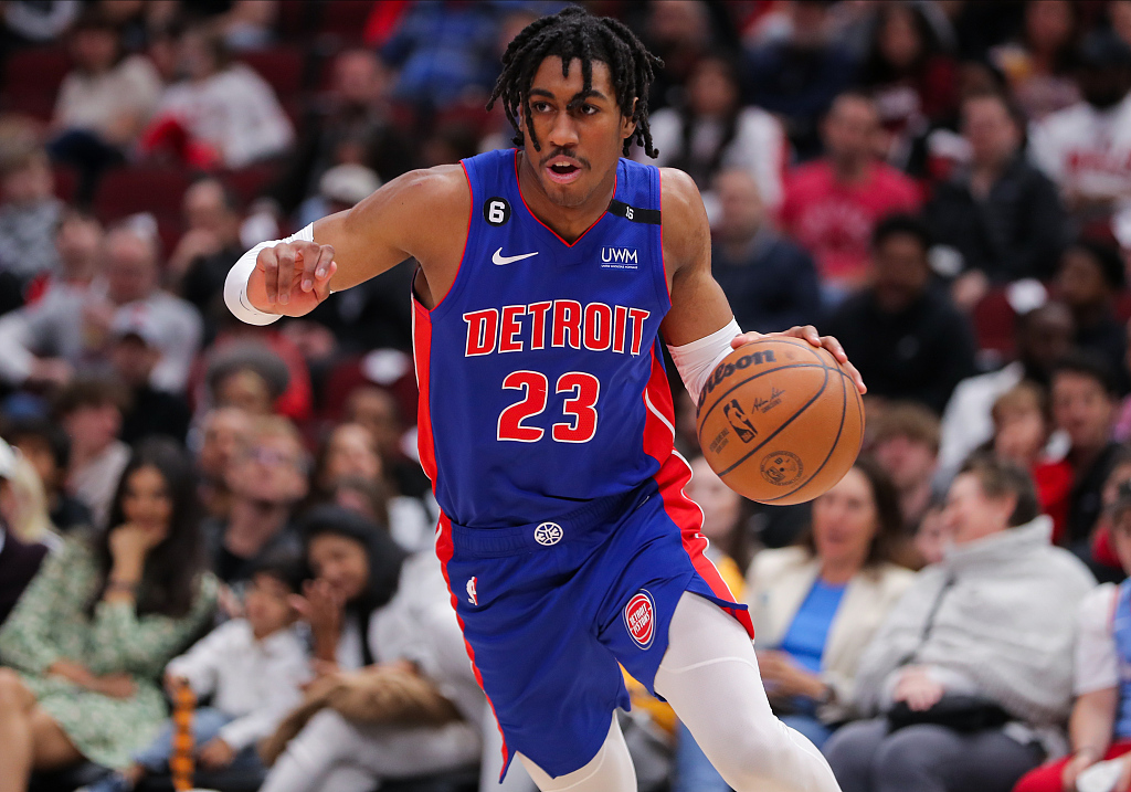 Jaden Ivey of the Detroit Pistons dribbles in the game against the Chicago Bulls at the United Center in Chicago, Illinois, April 9, 2023. /CFP