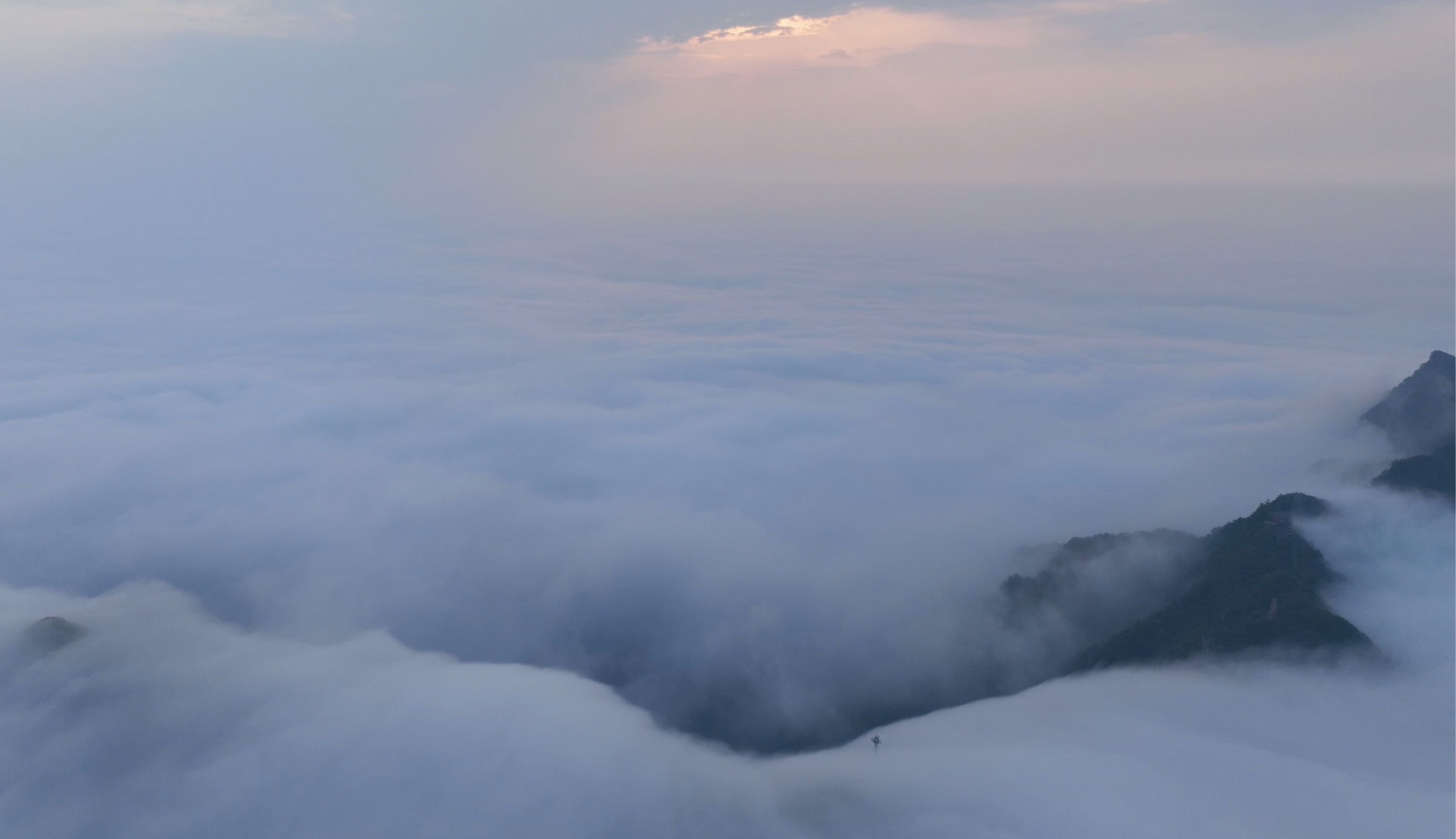 Magnificent sea of clouds settles over mountains in central China