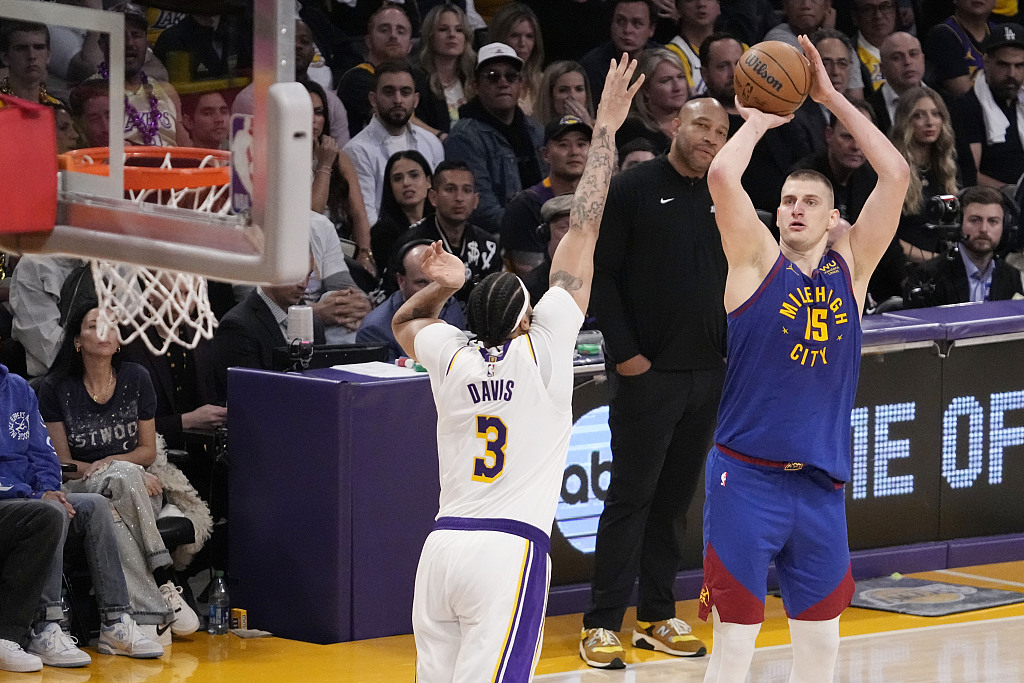 Nikola Jokic (#15) of the Denver Nuggets shoots in Game 3 of the NBA Western Conference Finals against the Los Angeles Lakers at the Crypto.com Arena in Los Angeles, California, May 20, 2023. /CFP