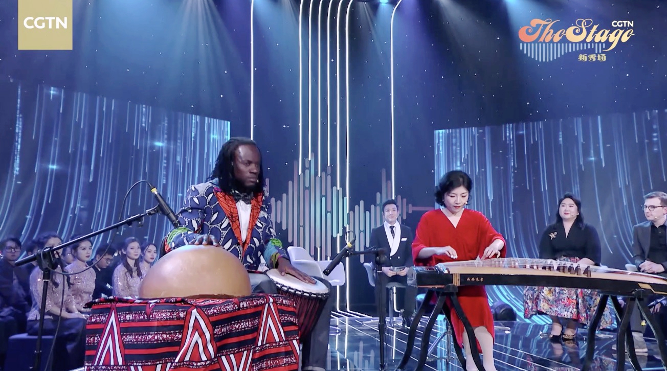 Abbe Simon (front, left) plays African drums alongside guzheng artist Lucy Luan on The Stage. /CGTN