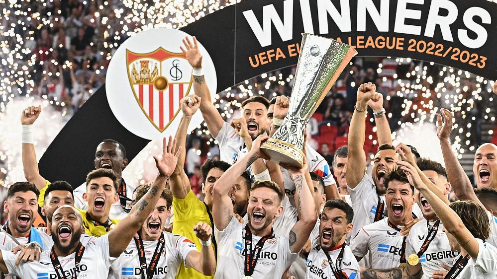 Sevilla's players celebrate with the trophy after winning the Europa League final at the Puskas Arena in Budapest, Hungary, May 31, 2023. /CFP
