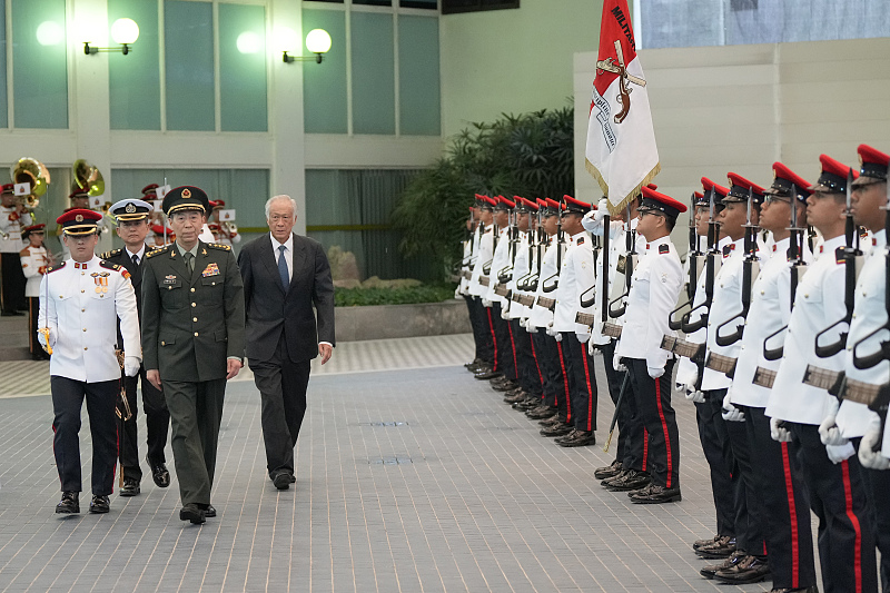 Chinese State Councilor and Minister of National Defense Li Shangfu inspects the honor guard with Singaporean Defense Minister Ng Eng Hen in Singapore, June 1, 2023. /CFP