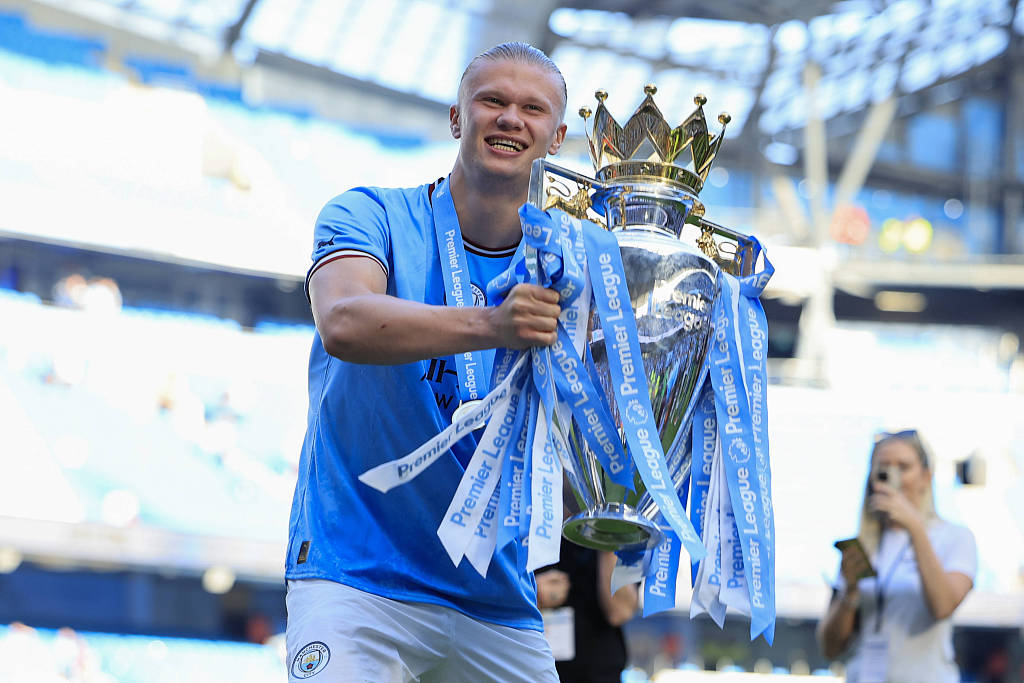 Erling Haaland of Manchester City celebrates with the Premier League championship trophy after the 1-0 win over Chelsea at the Etihad Stadium in Manchester, England, May 21, 2023. /CFP