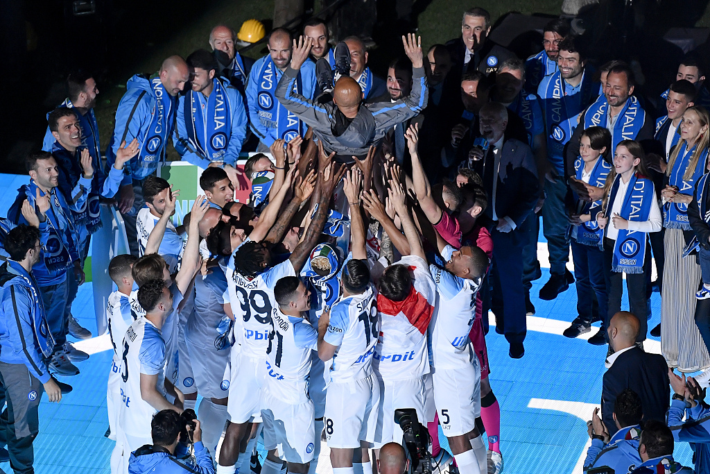 Players of Napoli toss their manager Luciano Spalletti to celebrate winning the 2022-23 Serie A title at Stadio Diego Armando Maradona in Naples, Italy, May 7, 2023. /CFP