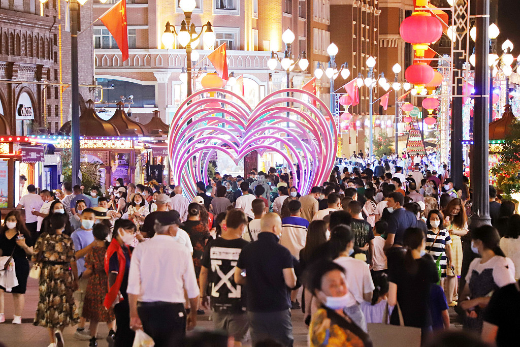 Photo shows the bustling atmosphere of the Xinjiang International Grand Bazaar at night in Urumqi, northwest China's Xinjiang Uygur Autonomous Region. /CFP