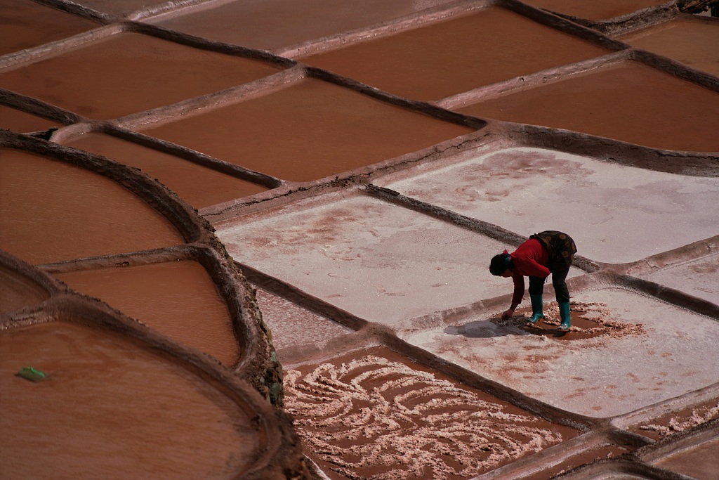 A villager works in the salt pans in Mangkam County, Qamdo. /CFP
