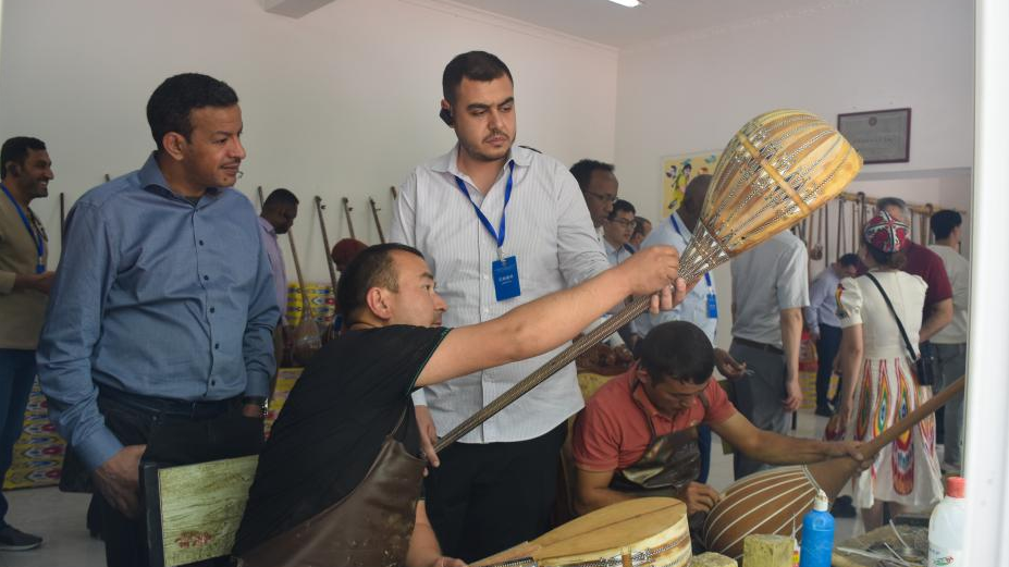 A delegation of diplomats and officials from the Arab League and its Secretariat visit a workshop making traditional ethnic musical instruments in Kashgar, northwest China's Xinjiang Uygur Autonomous Region, May 31, 2023. /Xinhua