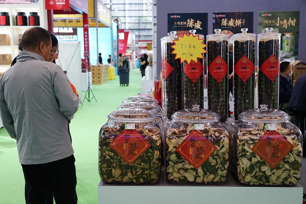 Visitors browse the stalls of the 17th China International Tea Industry Expo at the Xi'an International Convention and Exhibition Center, June 2, 2023. /CFP